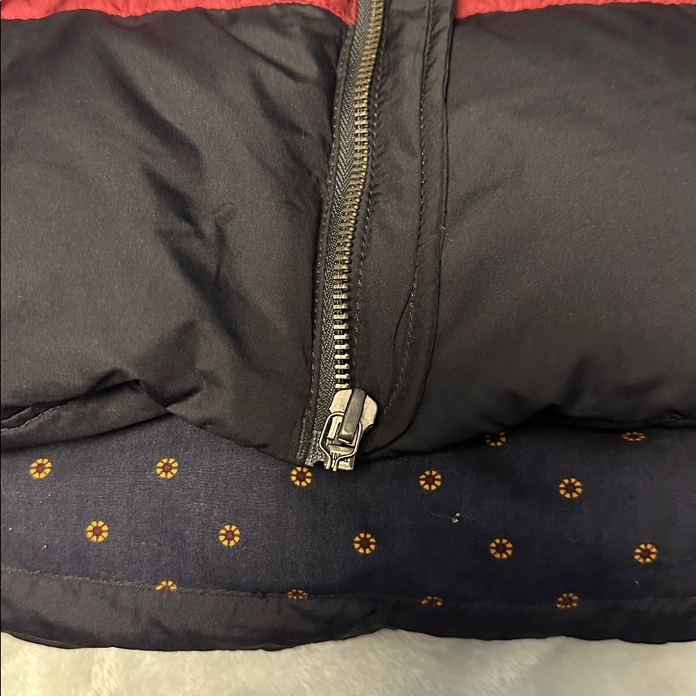 Tommy Hilfiger Men's Black and Red Puffer Vest - Picture 6 of 7